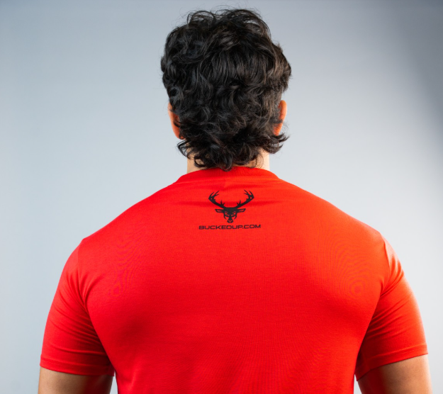 Playera Bucked Up con bandera Roja con logo negro