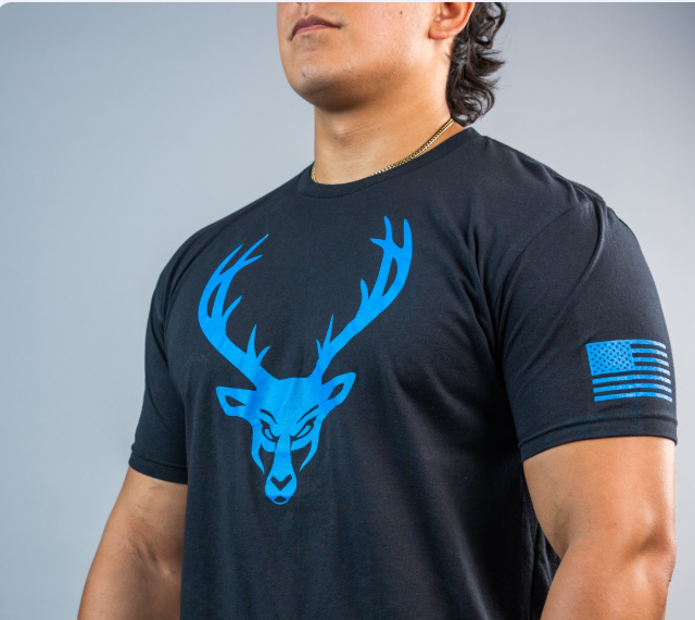 Playera Bucked Up con bandera Negra con logo azul