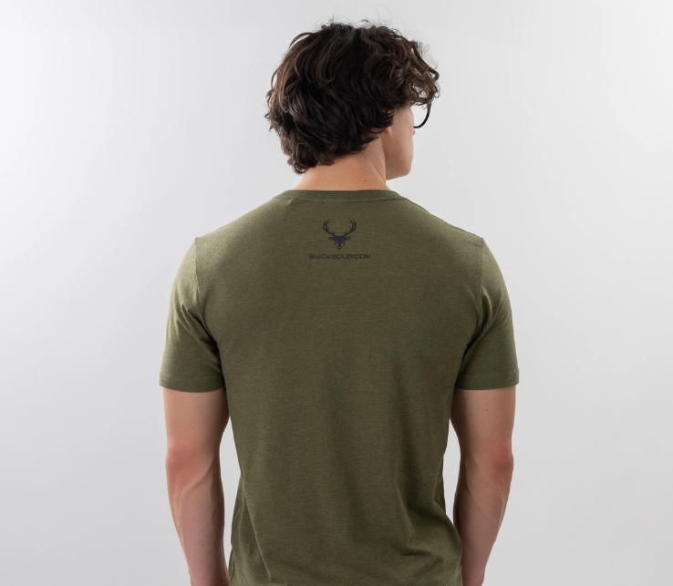 Playera Bucked Up con bandera verde olivo logo negro