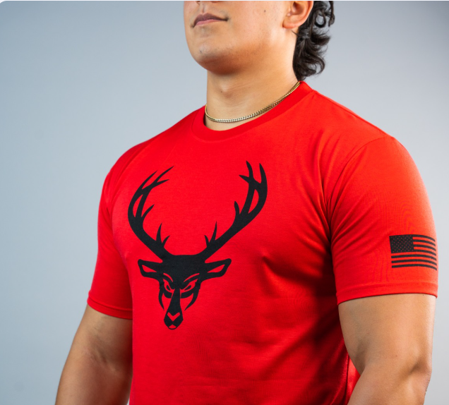 Playera Bucked Up con bandera Roja con logo negro