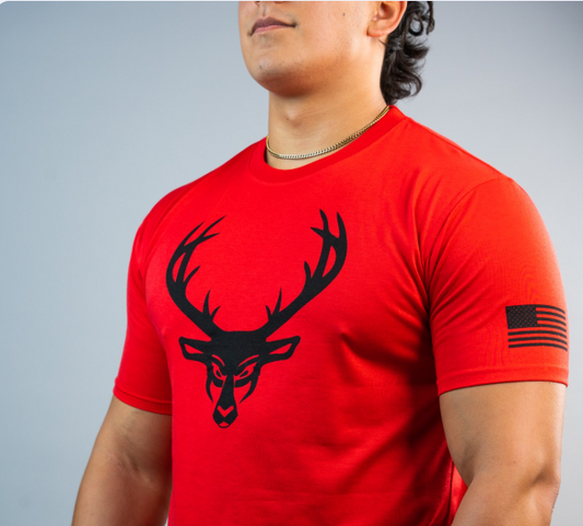 Playera Bucked Up con bandera Roja con logo negro
