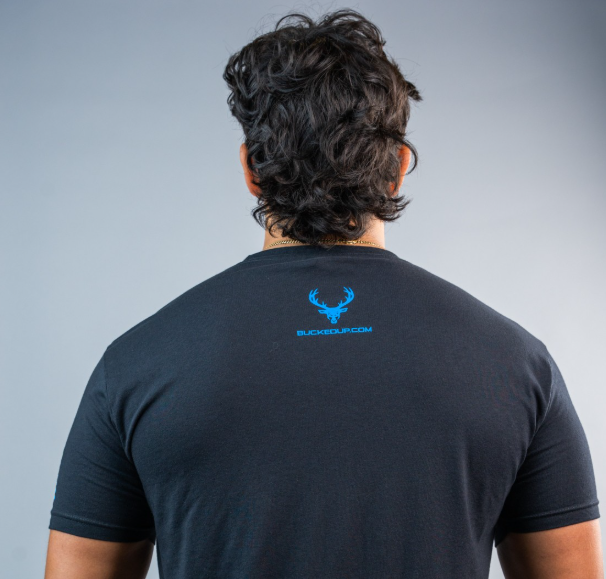 Playera Bucked Up con bandera Negra con logo azul