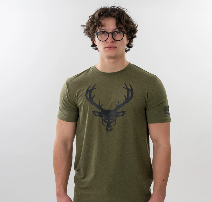 Playera Bucked Up con bandera verde olivo logo negro
