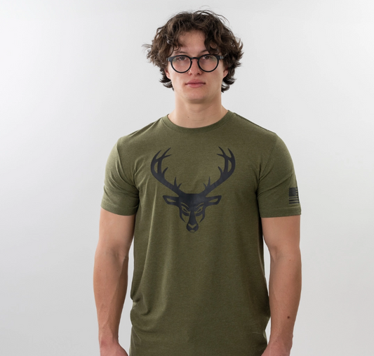Playera Bucked Up con bandera verde olivo logo negro