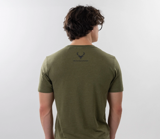Playera Bucked Up con bandera verde olivo logo negro
