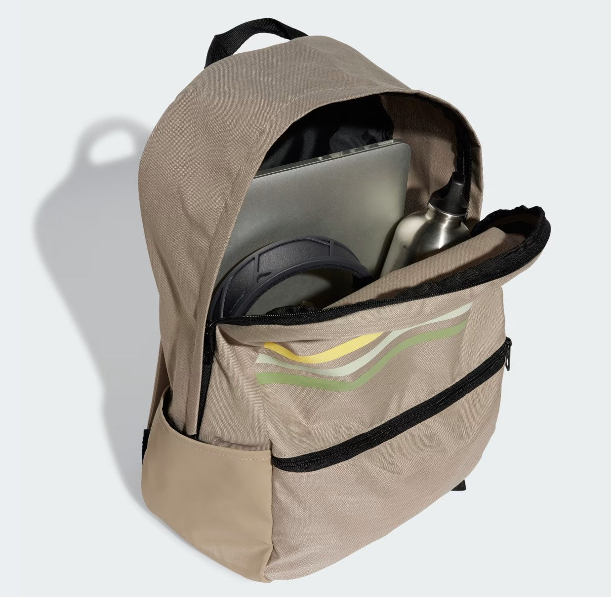 Mochila Adidas Beige con tres franjas frontales amarillas y verdes