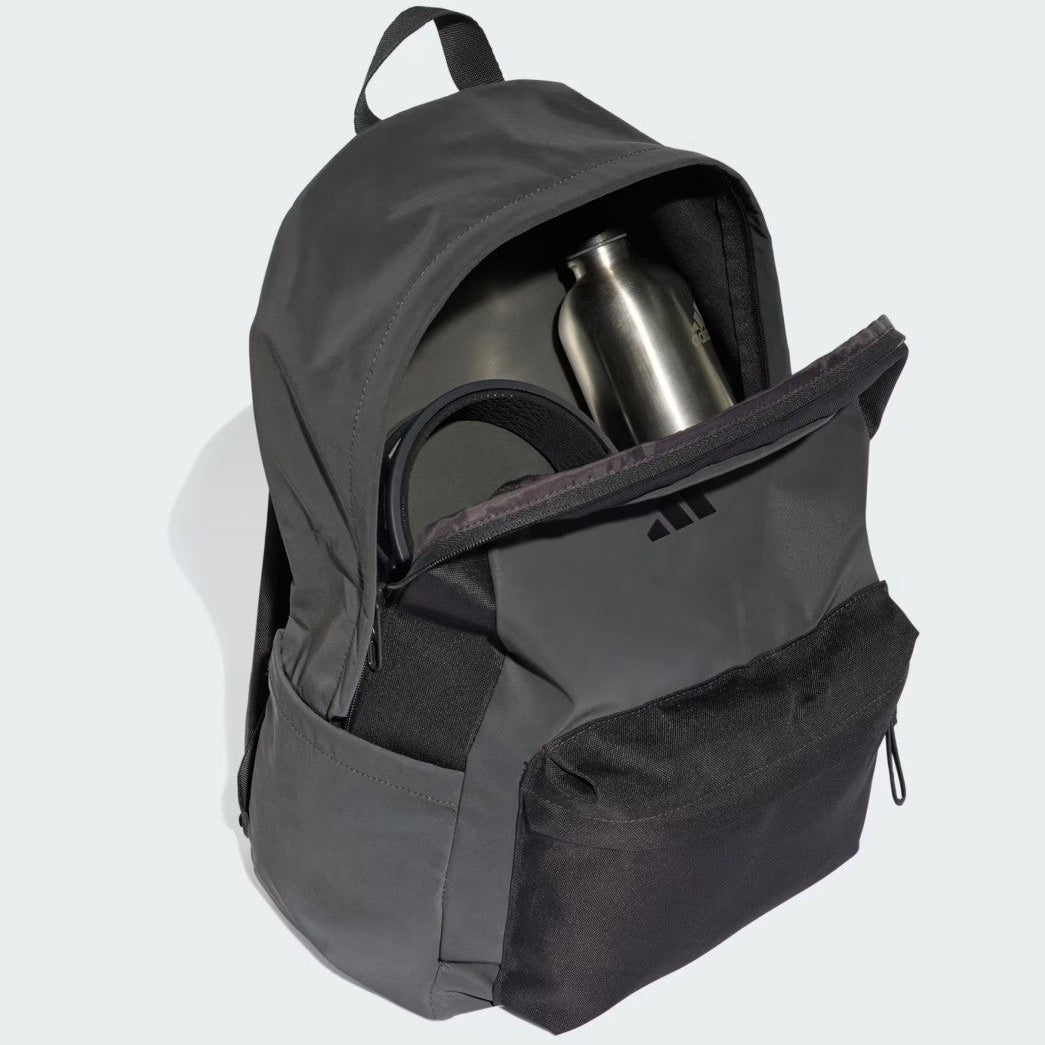 Mochila Adidas Negra logo negro Reflectante.