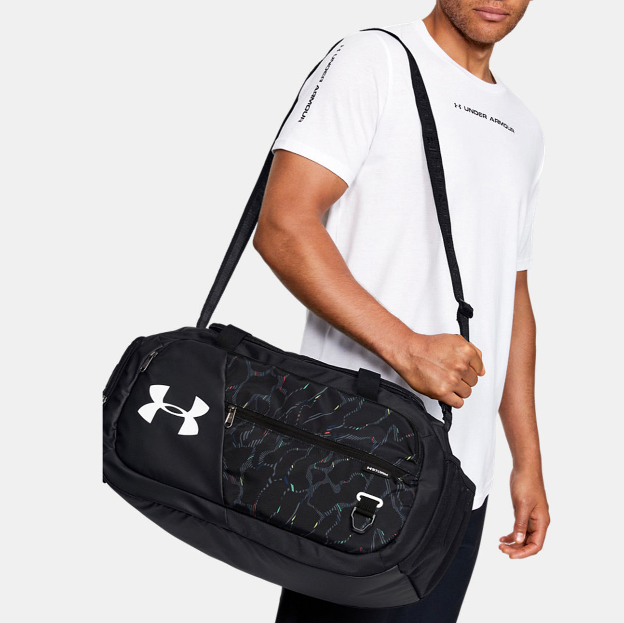 maleta under armour negra con colores